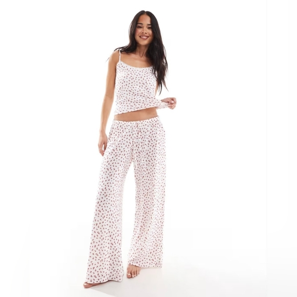 Hollister Lounge Set In White With Red Flowers Size L - Picture 1 of 7
